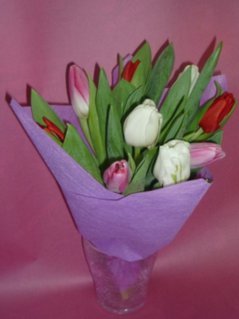 Букет из розовых, красных и белых тюльпанов