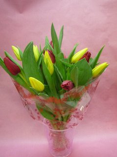 Букет из 15 красно-желтых тюльпанов 